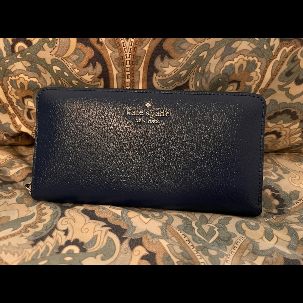 Excellent Used Condition.  Riverblue large Continental zip around wallet.